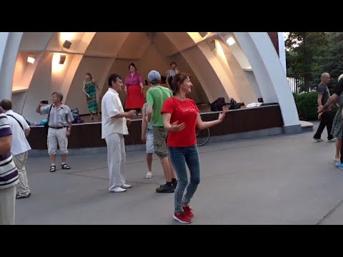 Танец перед машиной