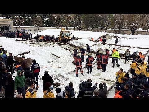 Kar biriken tente cemaatin üzerine çöktü