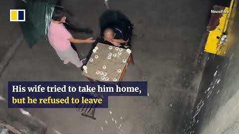 Chinese man loses in chess then analyses game for 4 hours in rain