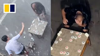 Download Lagu Chinese man loses in chess then analyses game for 4 hours in rain MP3 Download Lagu Chinese man loses in chess then analyses game for 4 hours in rain MP3