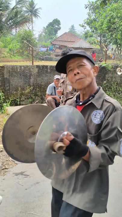DAD PLAYING CYMBALS 🤭  #drumband #parade #marchingband #shorts