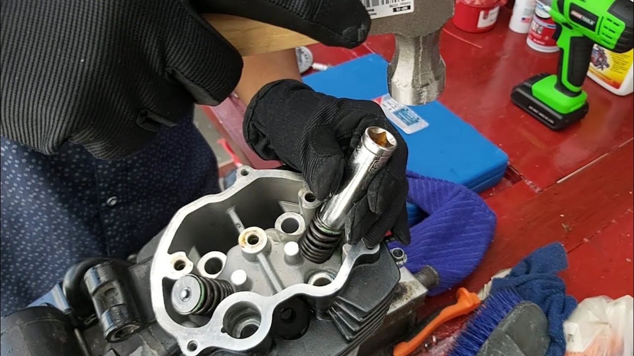Como quitar los seguros de las válvula de una moto 125cc 150cc y 200cc Como quitar los seguros de las válvula de una moto 125cc 150cc y 200cc