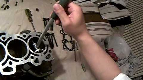 2012-08-03 22.00 using cylinder bore measuring gauge