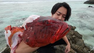 20kg超えの巨大すぎる魚の頭を豪快に焼いて食べてみると。。