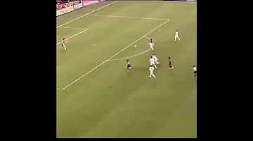 رونالدينهو وميسي كأنه يقول يا ليت الشباب يعود 
