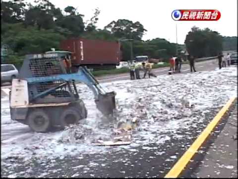 貨車爆胎擦撞 滿載玻璃碎滿地－民視新聞 ftvn1006