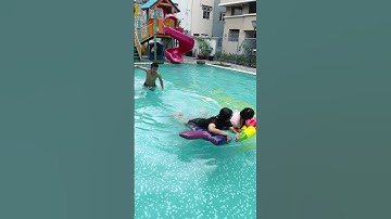 SH - Đuổi theo phao bơi của Linh Nhi || Chasing after swimming buoys - Ding Dong Cover #shorts