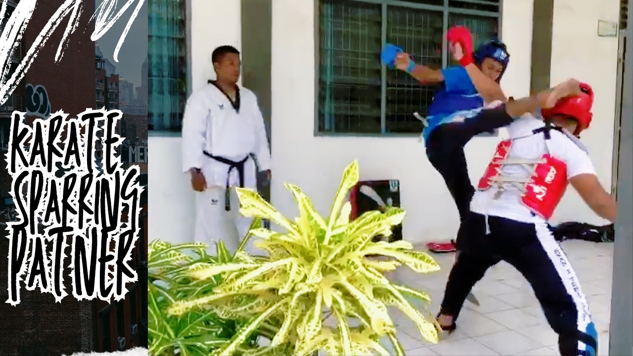 latihan karate di depan sekolah