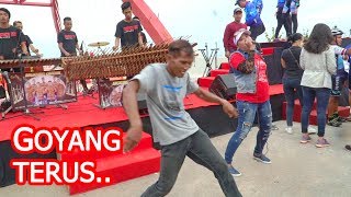 Makin Asik!! Sayang 2 Digoyang Temon Holic - Carehal Angklung Malioboro (Jembatan Kalikuto)