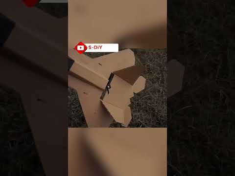 طائرة حربية مصنوعة من ورق كرتون
