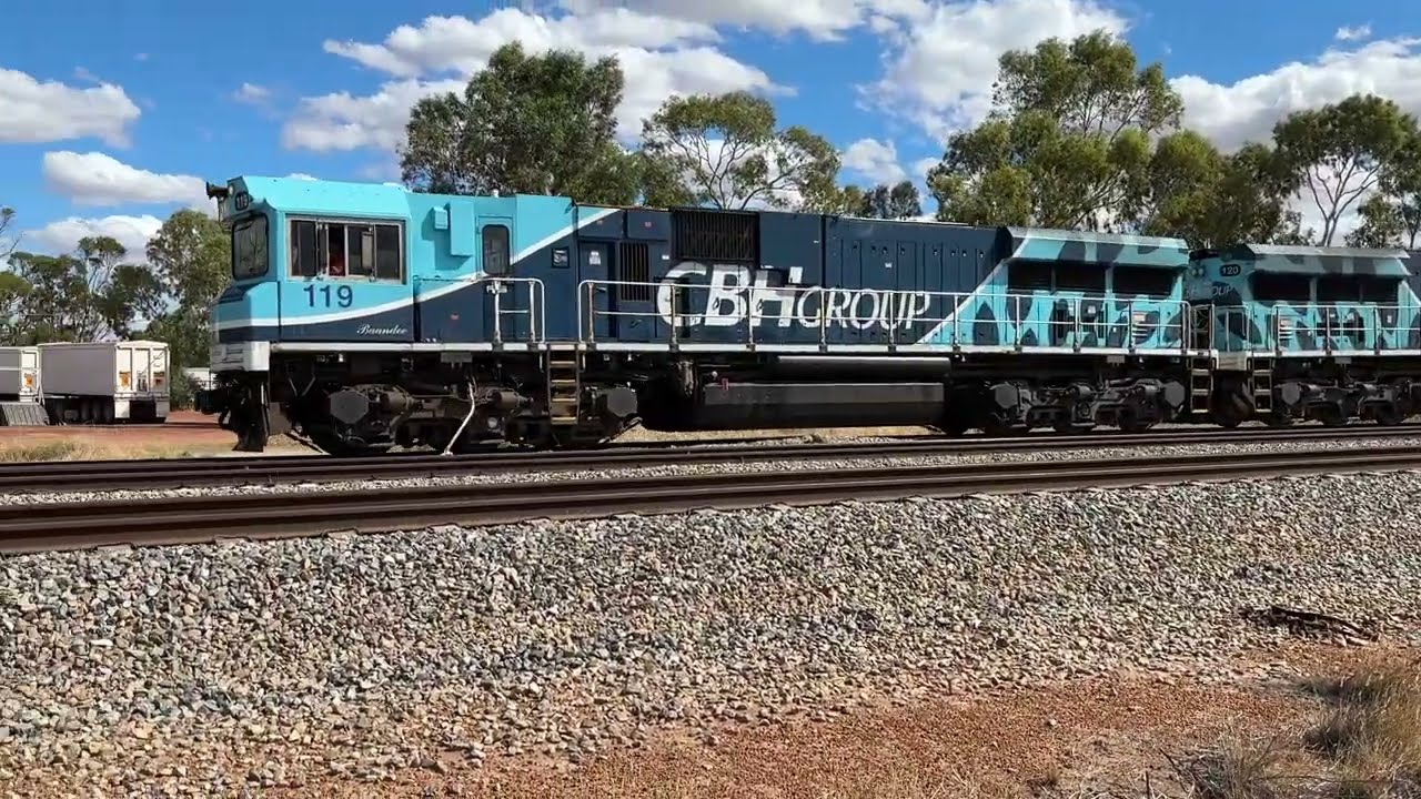 IMG 5849 CBH119 CBH120 4s51 empty grain new CGKY wagons  arrive  Cunderdin 19/3/25.  Phil Melling.
