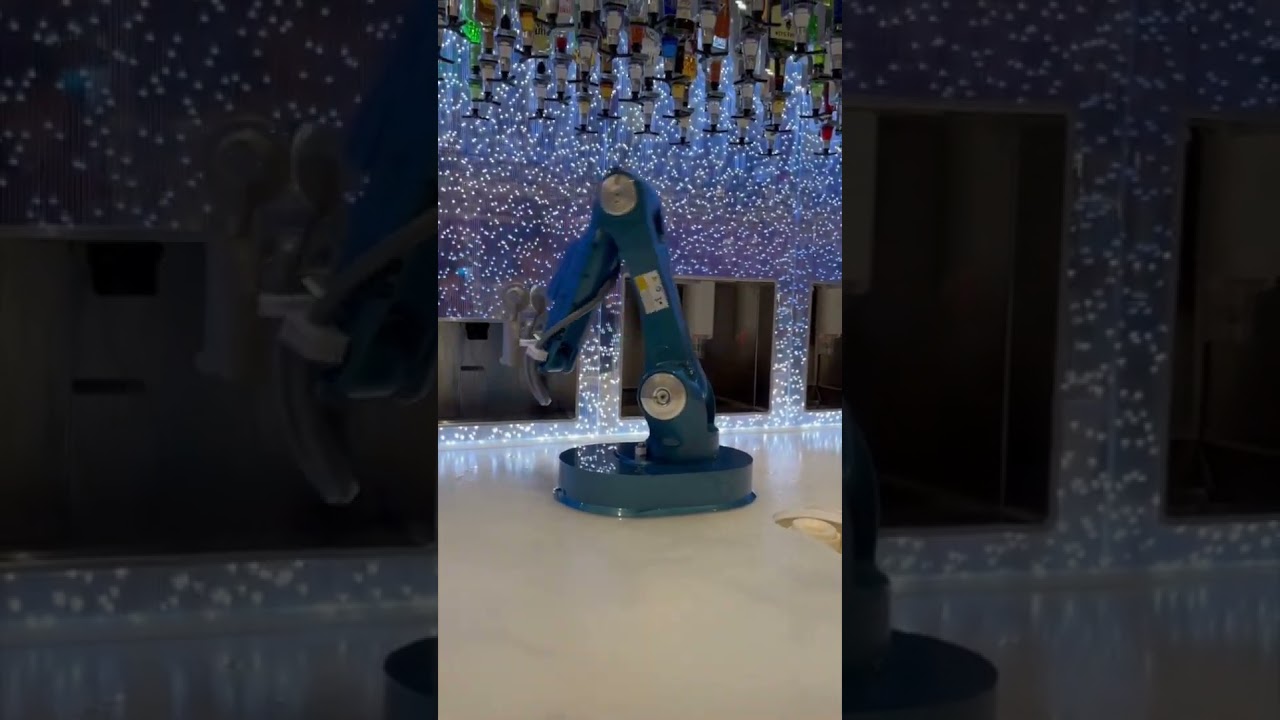 A Robot makes my drink on the world's largest cruiseship!