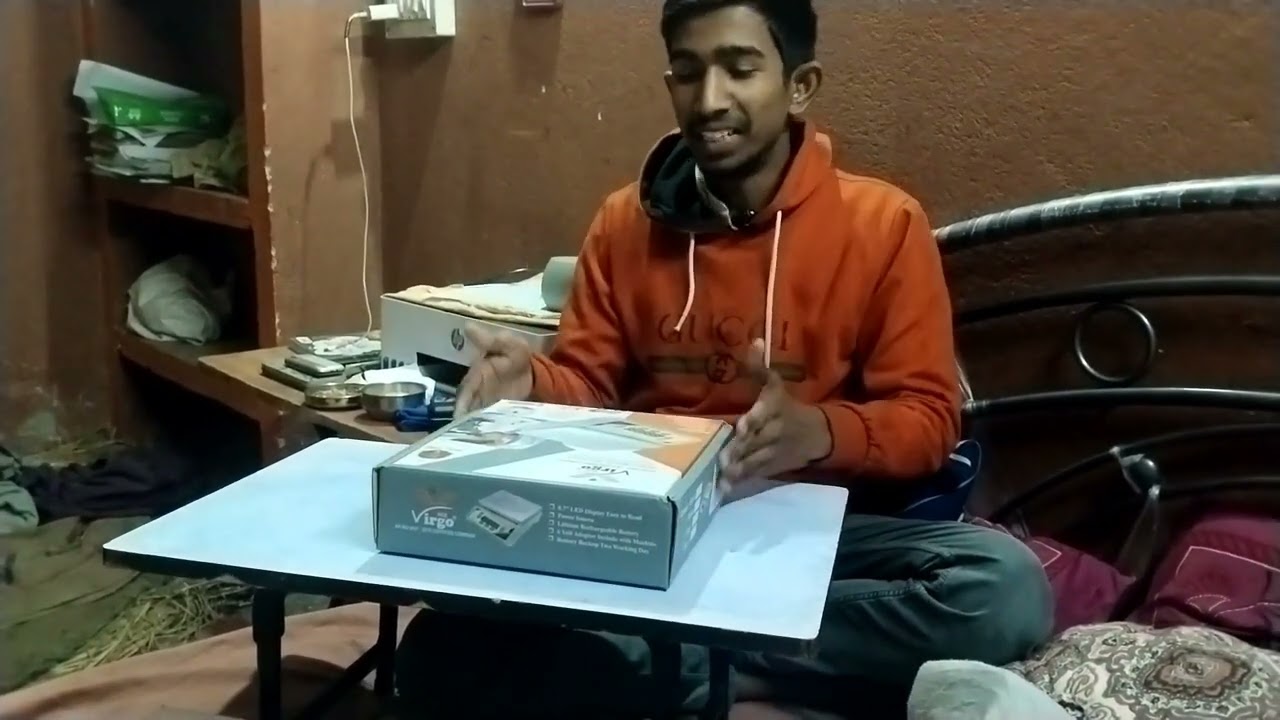 Old Taraju tha jo har cheez tol ke jeeta tha,Log kya kahenge—isi mein uljha rehta tha.