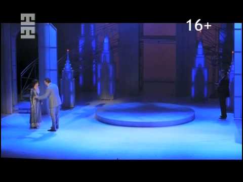 Интервью на фоне спектакля