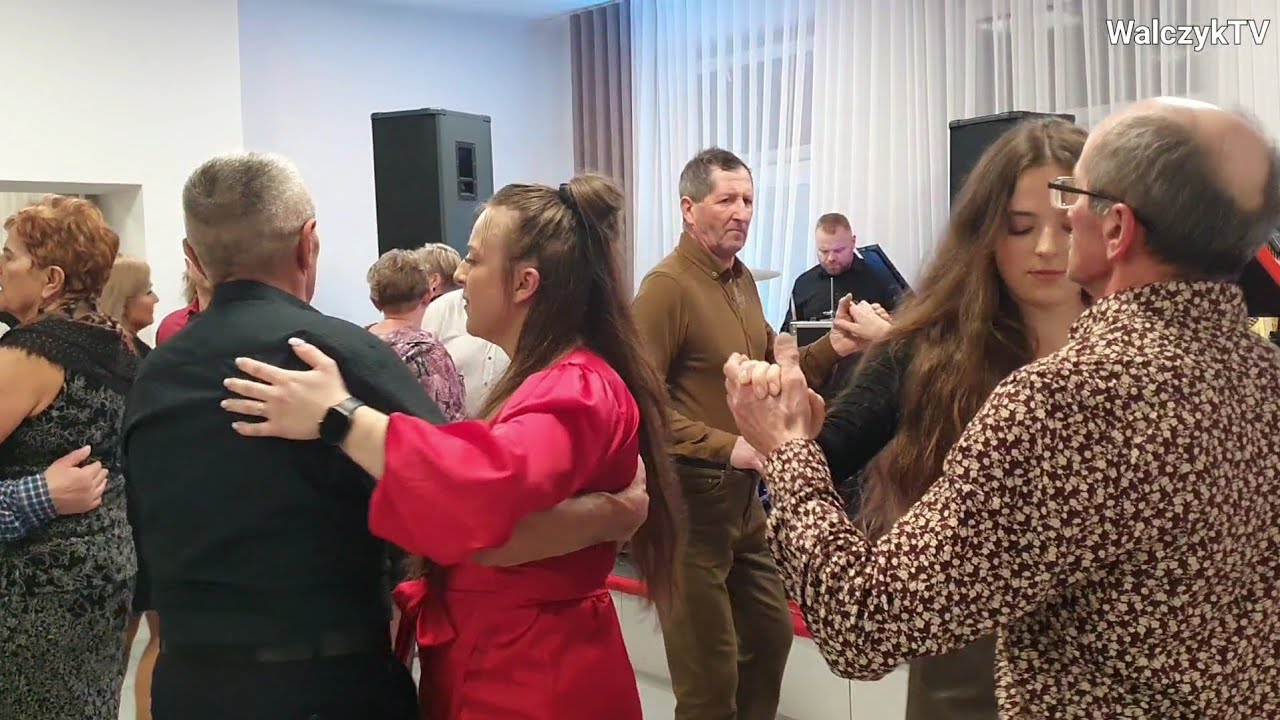  07 02 2026 zabawa karnawałowa a na parkiecie przesympatyczne młode tancerki wirują 