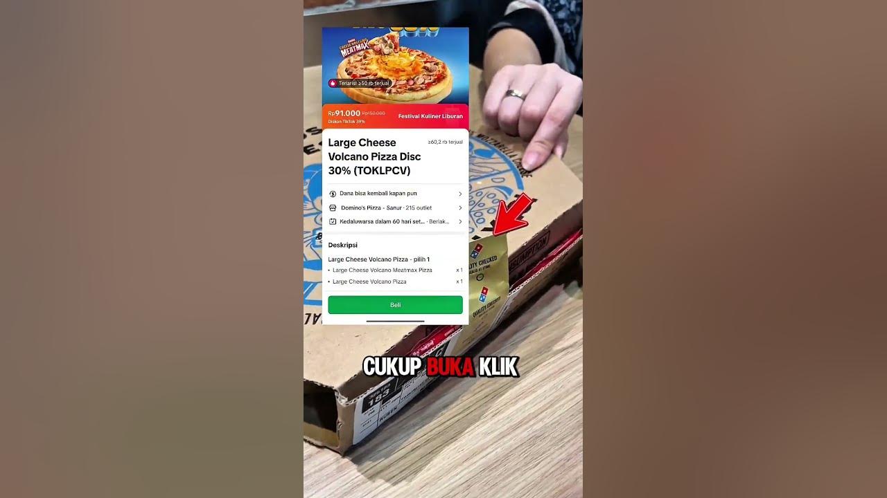 Cheese Volcano Meatmax pizza dengan letusan keju leleh di tengah dan daging melimpah di setiap sisi