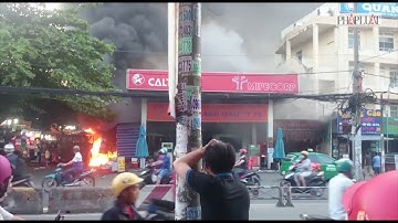 PLO - Cháy cây xăng, khói lửa bốc cao hàng trăm mét