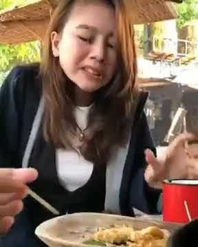 Reaksi cewe makan kepanasan