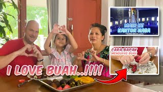 Bapak bule dan anak nya pertama kali makan buah buahan Indonesia :)