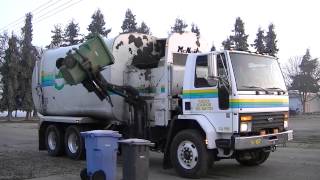 Ford Cargo - McNeilus Autoreach run by Turlock Scavenger