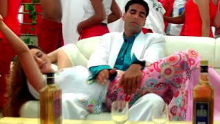 Akshay Kumar Touches Kareena Kapoor's Full body