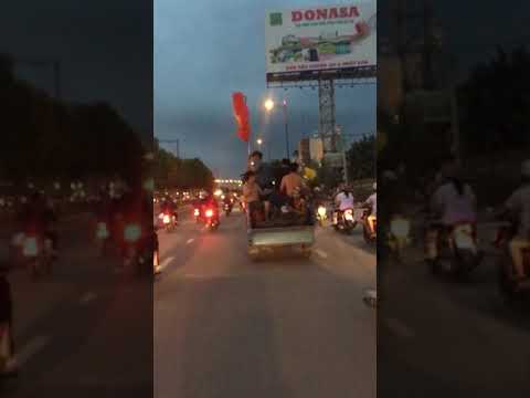 Video FAN cởi đồ ăn mừng việt nam chiếng thắng.U23 VIET NAM... - youtube