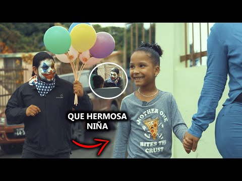 Video: Bebé y cachorros comparten un cumpleaños y el foco en estas preciosas fotos