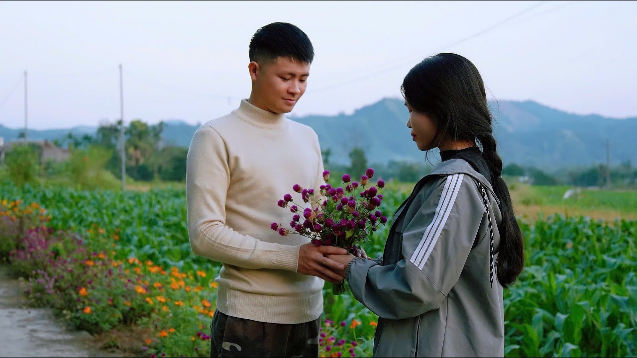 Когда генеральный директор закончил ремонт крыши, между ним и деревенской девушкой завязался роман.