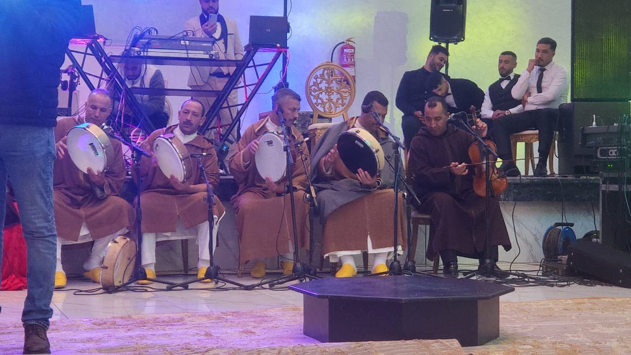 الفنان حسن الشواف والمجموعة يتحف جماهير مدينة صفرو في عرس امازيغي حي