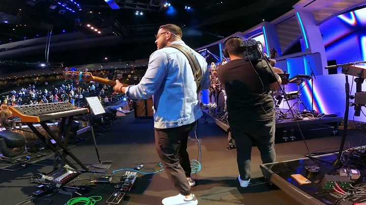 IN JESUS NAME (espaol) at Lakewood Church - Kevin ...