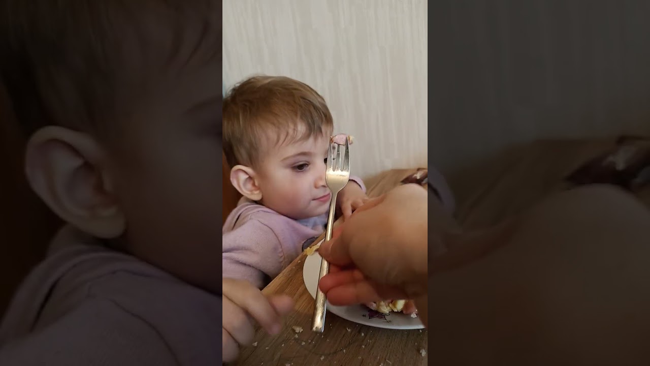 Daniel has breakfast. Дани завтракает