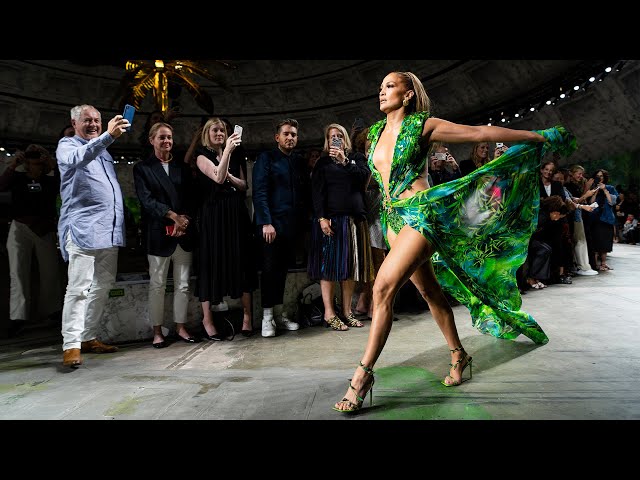 Model girl catwalk pose hi-res stock photography and images - Alamy