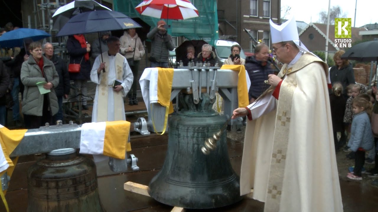 Bisschop zegent kerkklokken en kruis in Hoogmade
