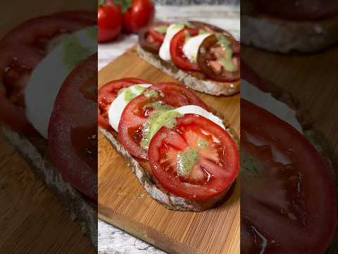 Tosta Caprese con “Pesto” de nueces… ¡Brutal! #receta #youtubeshorts