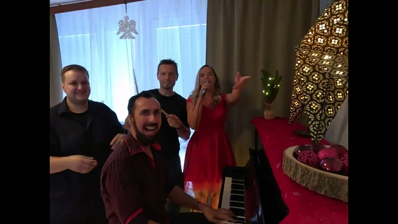 GingerZ feat Daniela - Christmas Showreel