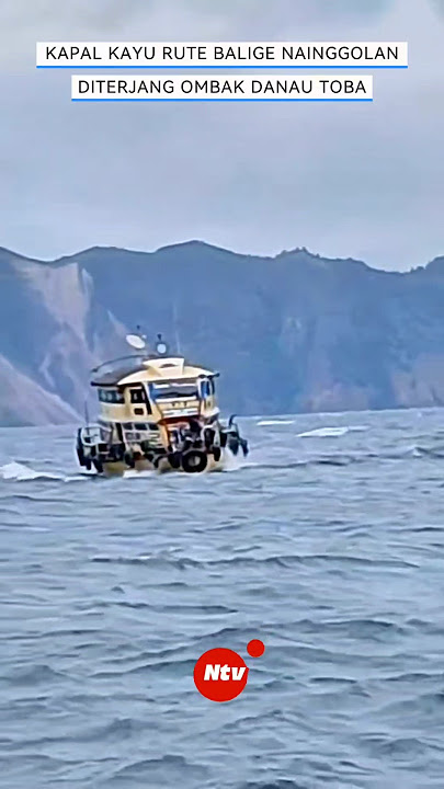 Moments When the Balige Ship Was Hit by Big Waves on Lake Toba #viralvideo #woodenship #lanautoba