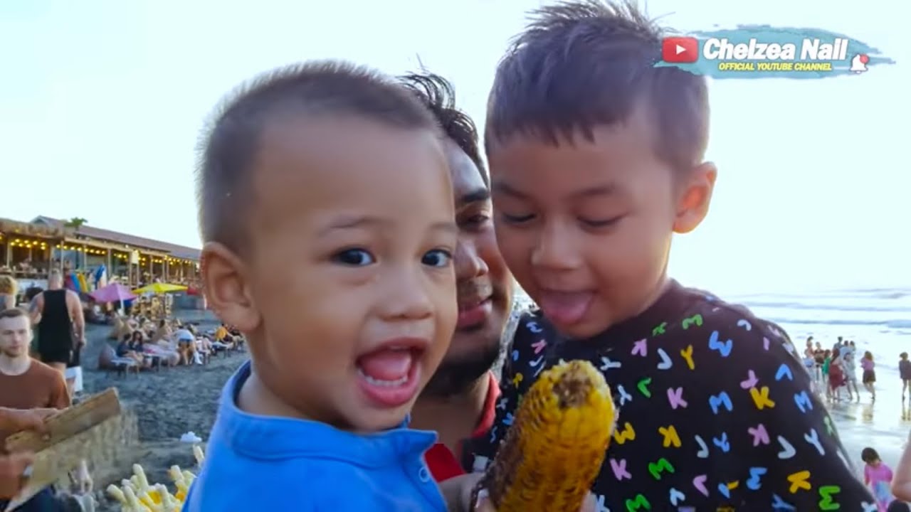 RAZKA LAGI ASIK MAIN PASIR EH KIANO MALAH LARI DI KEJAR ANJING 😂 !!!