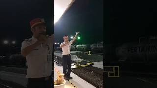 Cara PPKA Stasiun Prupuk memberangkatkan kereta api BBM