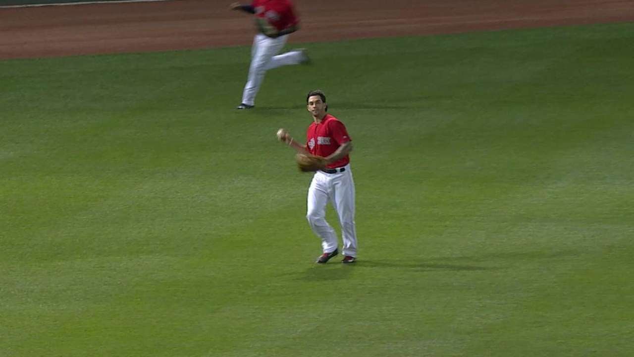 CLE@BOS: Swihart makes a nice catch in left field