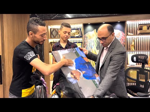 زياد يقدم مجموعة هدايا لدكتور هاني عبدالجواد بعد نجاح جراحة تصليح اعوجاج خطير بعموده الفقري