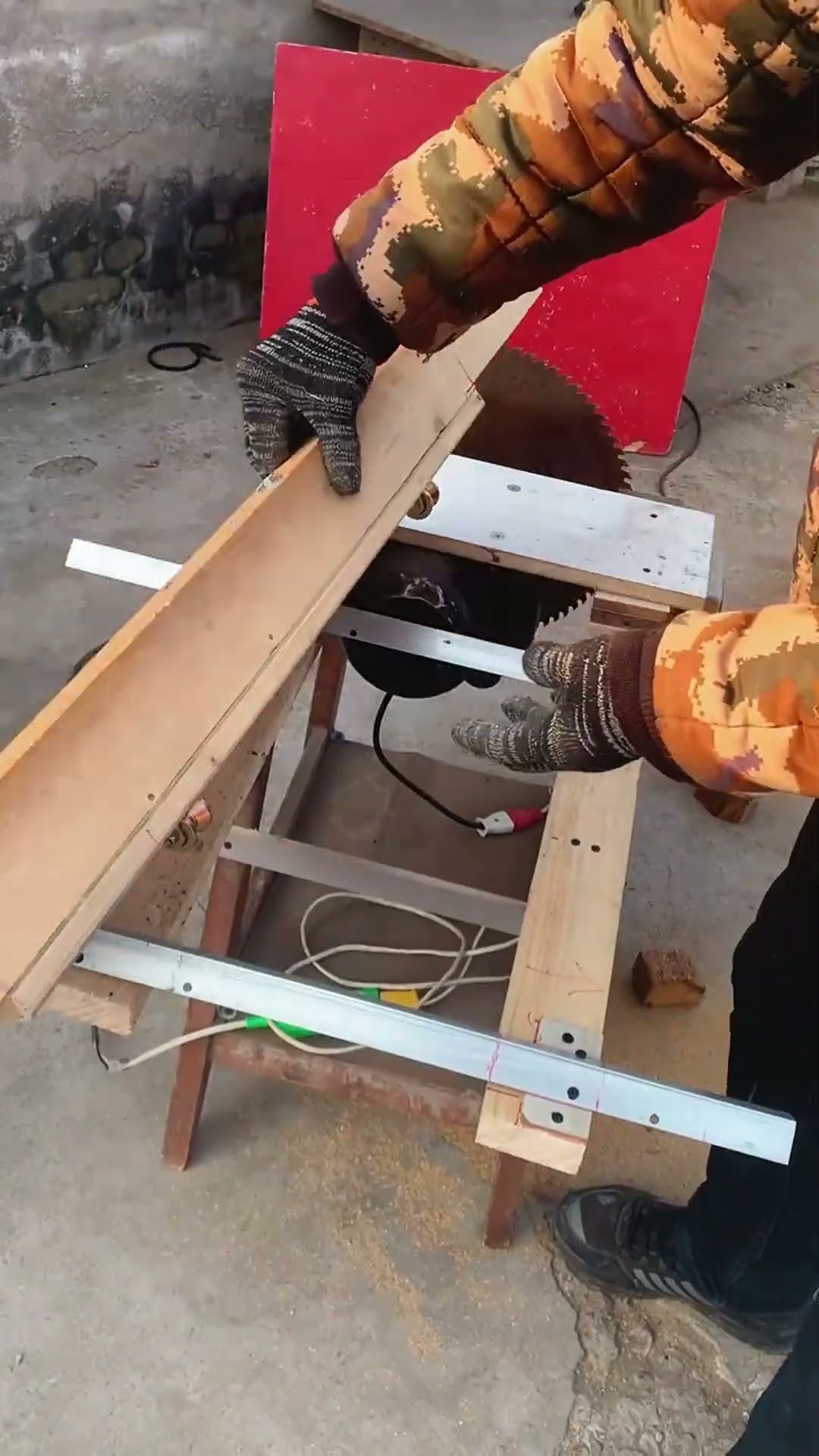 Electric wood saw assembly process- Good tools and machinery make work easy