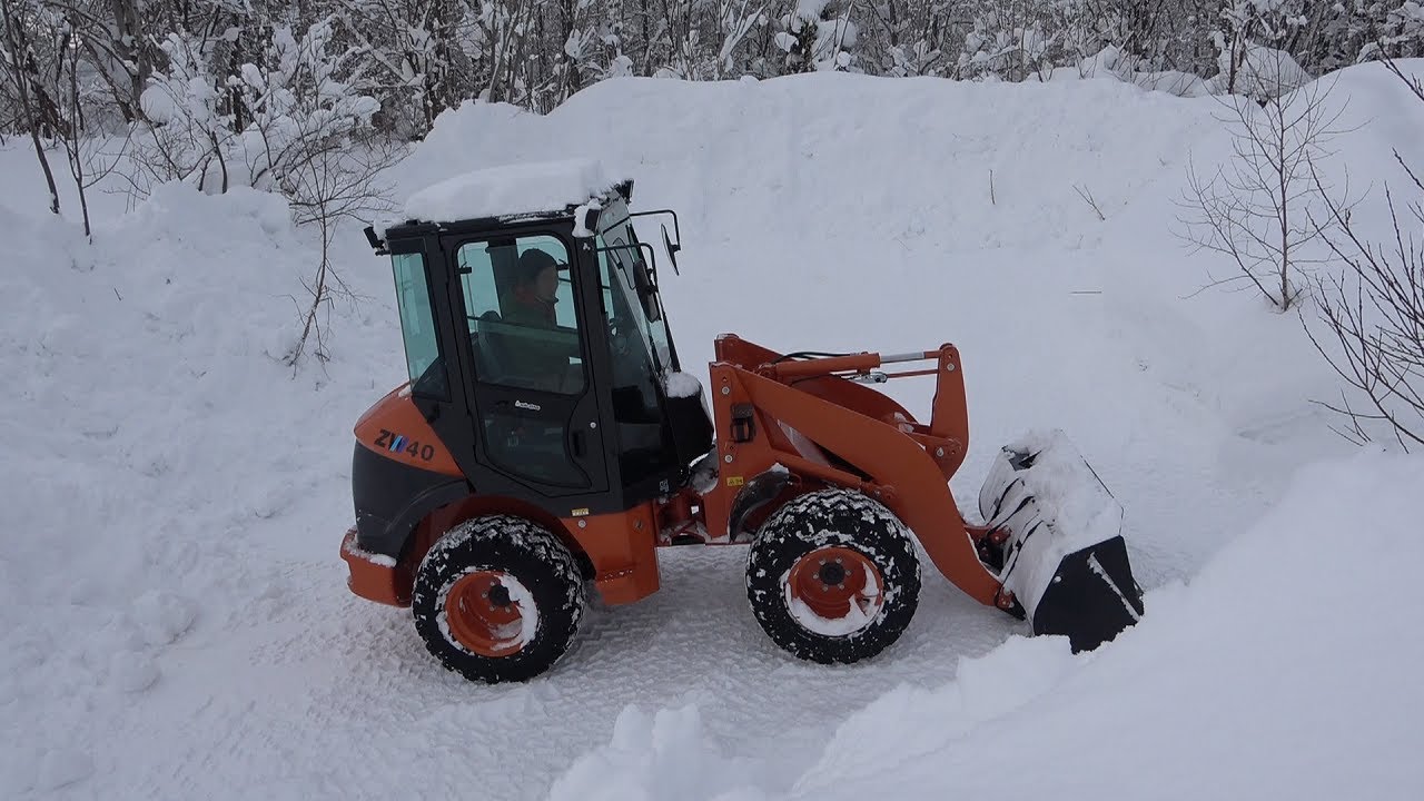 タイヤショベルで雪深い北海道の大地での除雪1。? - YouTube