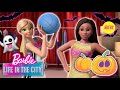 ¡Inspiración para DISFRACES de HALLOWEEN con Barbie! 👻🧡💄 | Barbie en la Ciudad en Español Latino