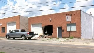 Car crashes into Roanoke building