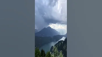 انفجار سحابة المطر فوق بحيرة ميلستات في النمسا A Rain Cloud Explodes Over A Lake In Austria 