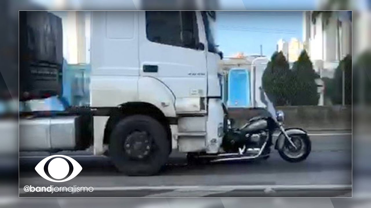 Vídeo: Motociclista sobe em carro e quebra vidro traseiro durante discussão  nos EUA
