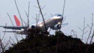 [Crosswind landing] JAL Cargo Boeing 767-300F (JA633J) at NRT (Tokyo - Narita Int'l Airport)