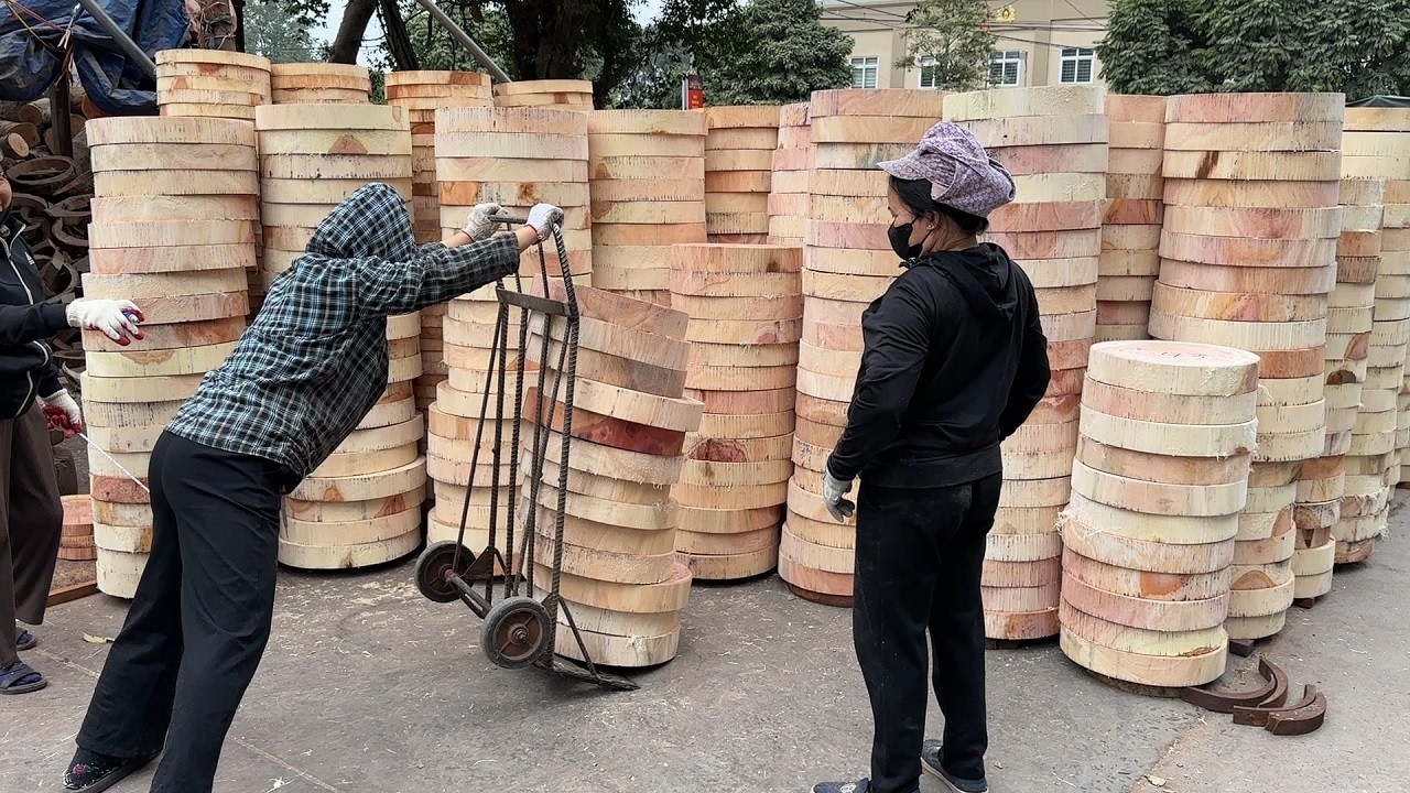 How is the wooden cutting board manufactured in a factory? - Processing of Saccharina wood.