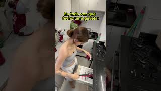Eu Toda Vez Que Fecho Uma Gaveta