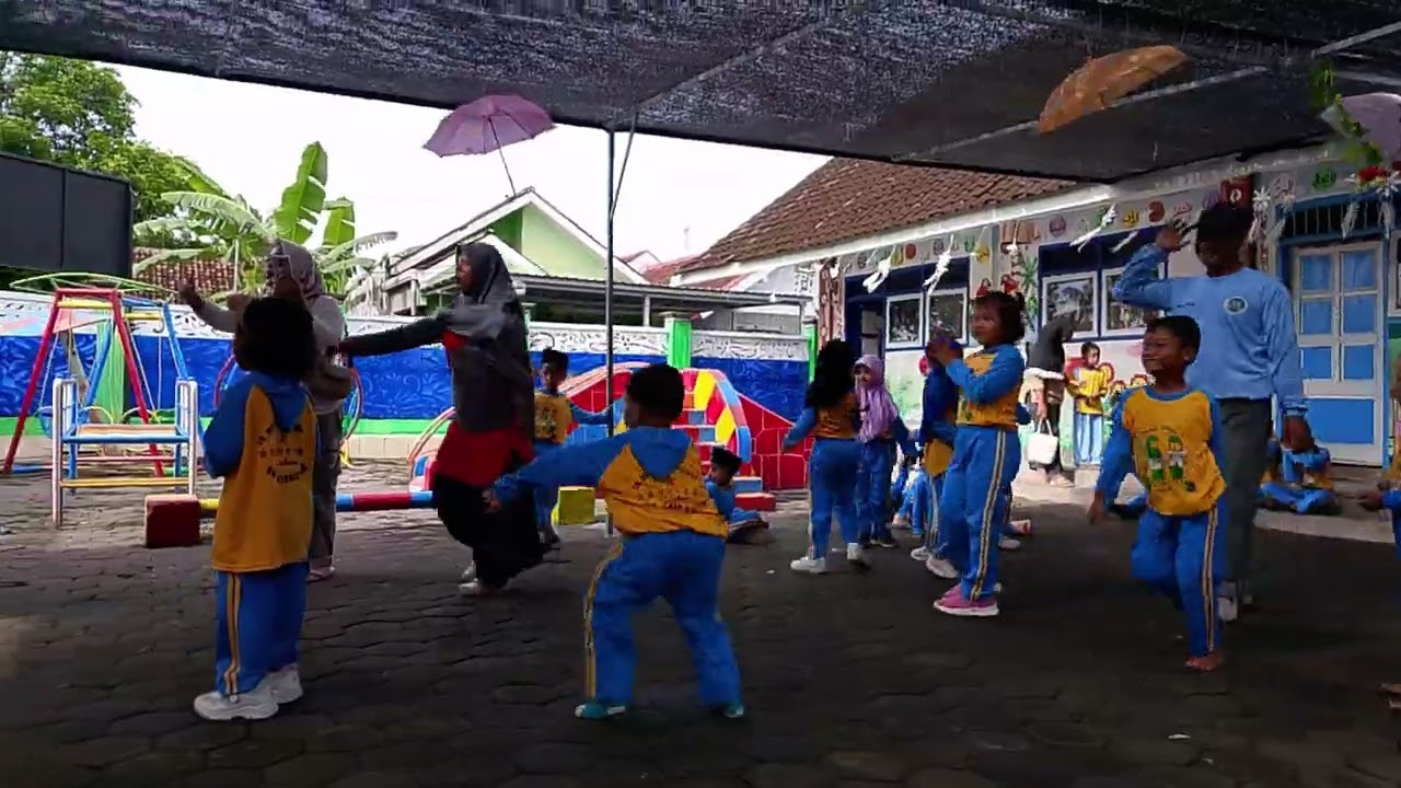 Keseruan anak² menyambut kedatangan MBG